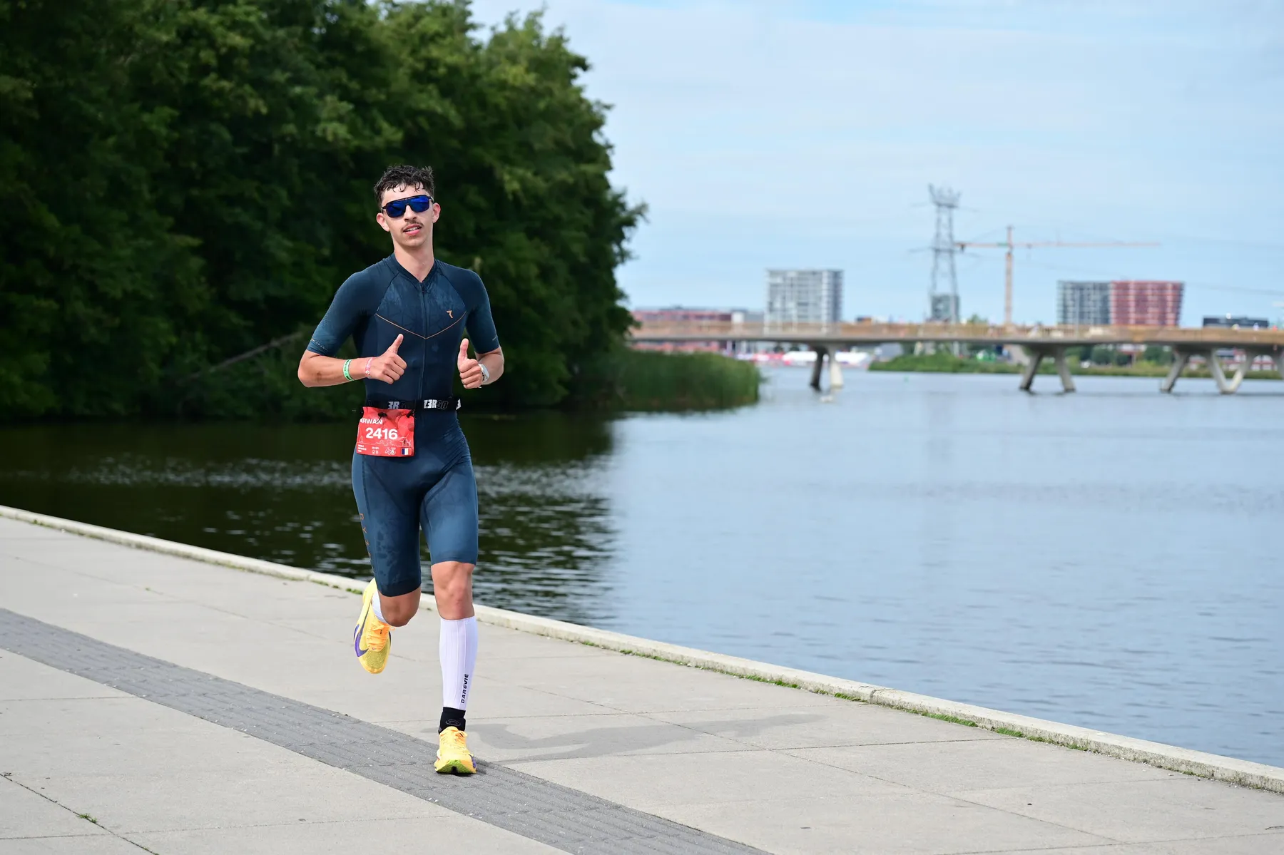 Course à pied le long de l'eau au Challenge Almere-Amsterdam