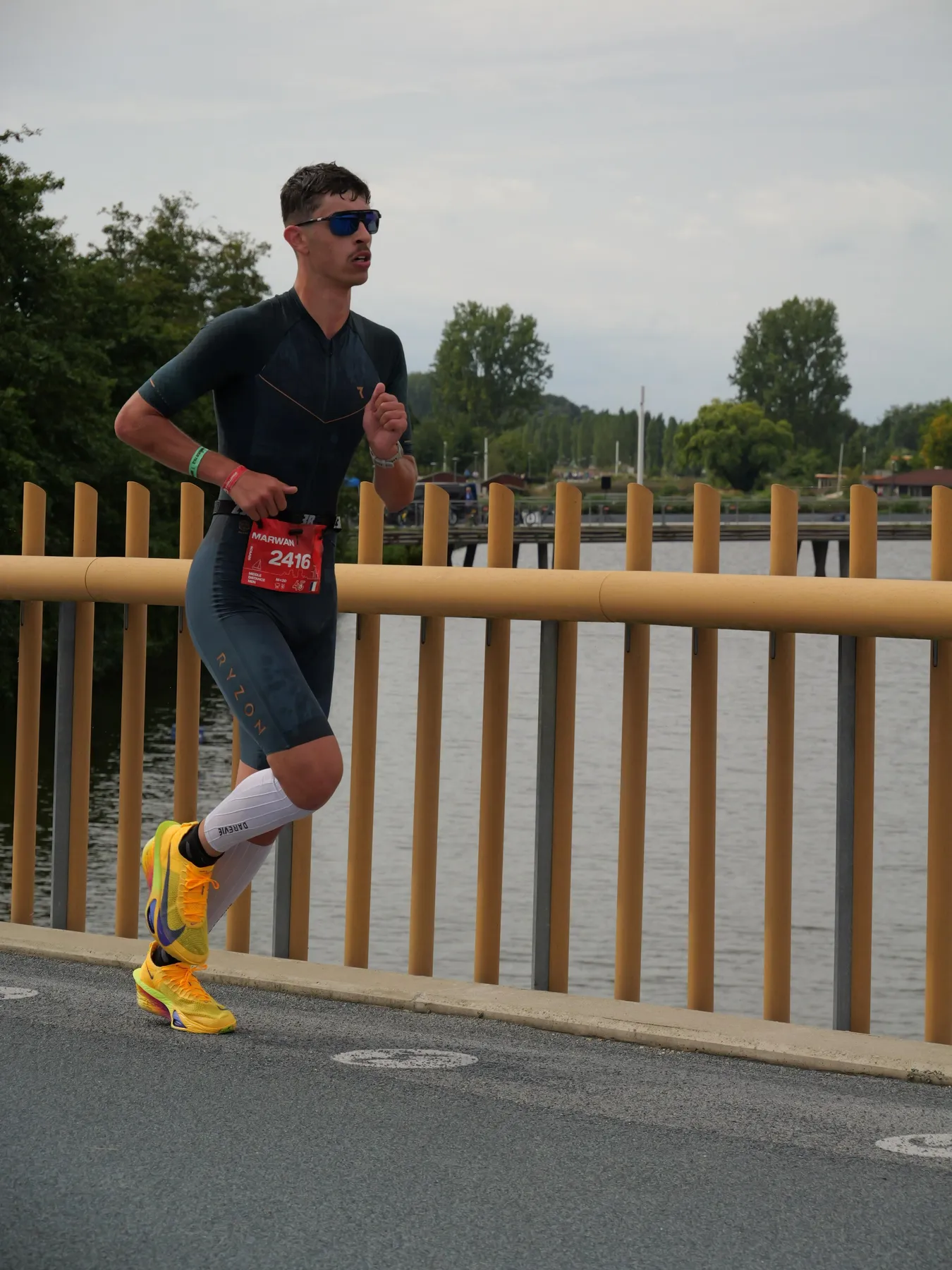 Marwan Ghannoudi en course à pied sur un pont au Challenge Almere-Amsterdam