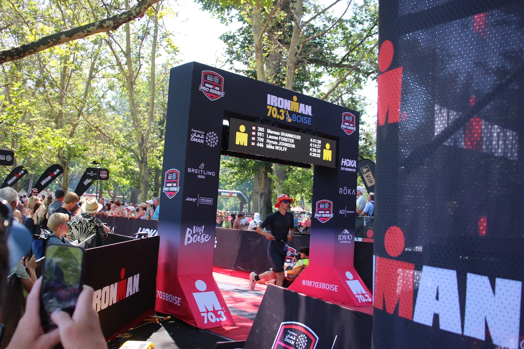 Arche d'arrivée de l'IRONMAN 70.3 de Boise, l'écran affichant le dossard 385 Marwan Ghannoudi et son temps