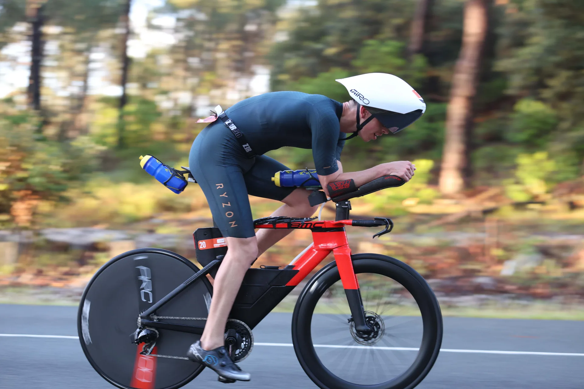 Vélo de chrono en position aérodynamique