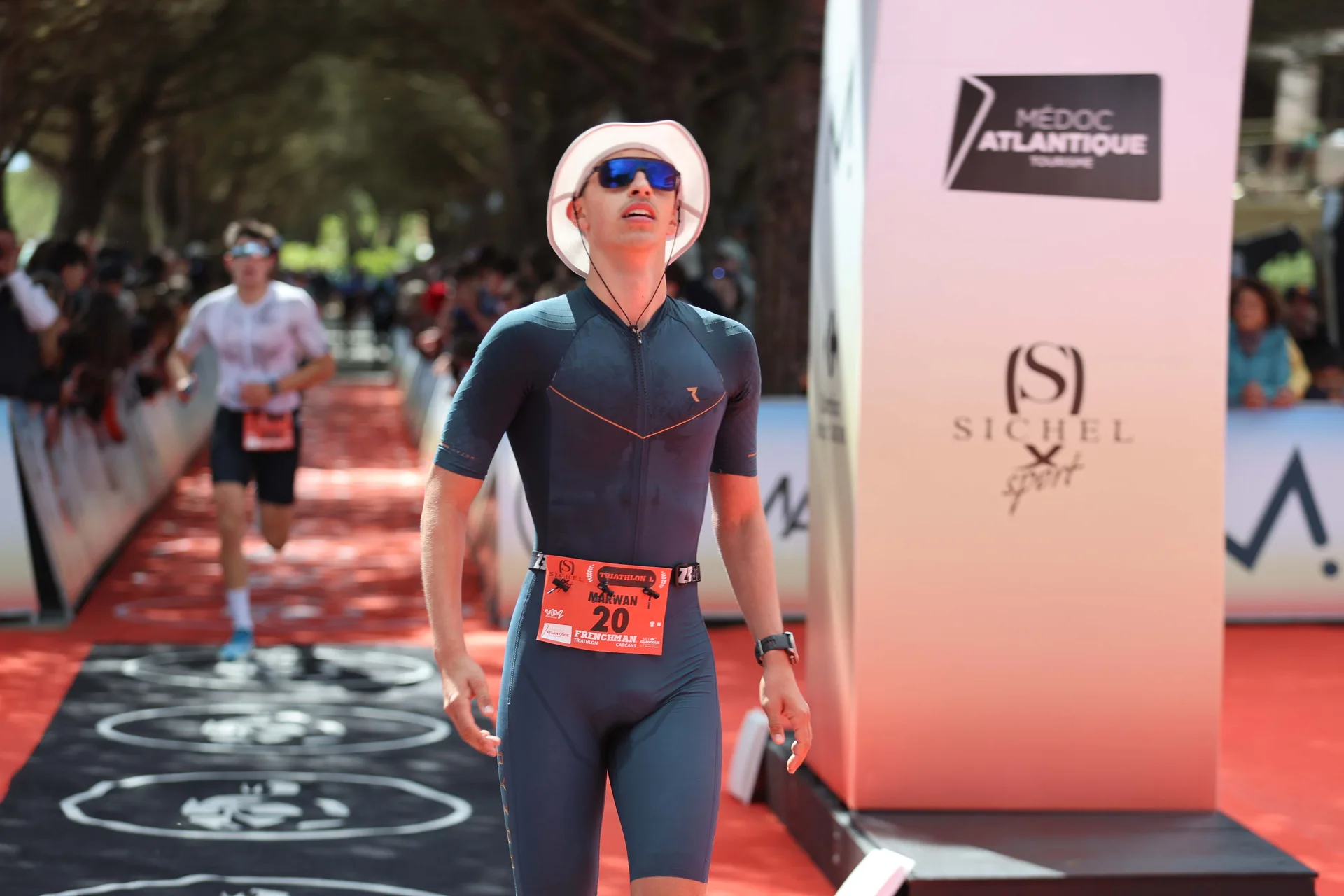Course à pied sur le tapis d'arrivée