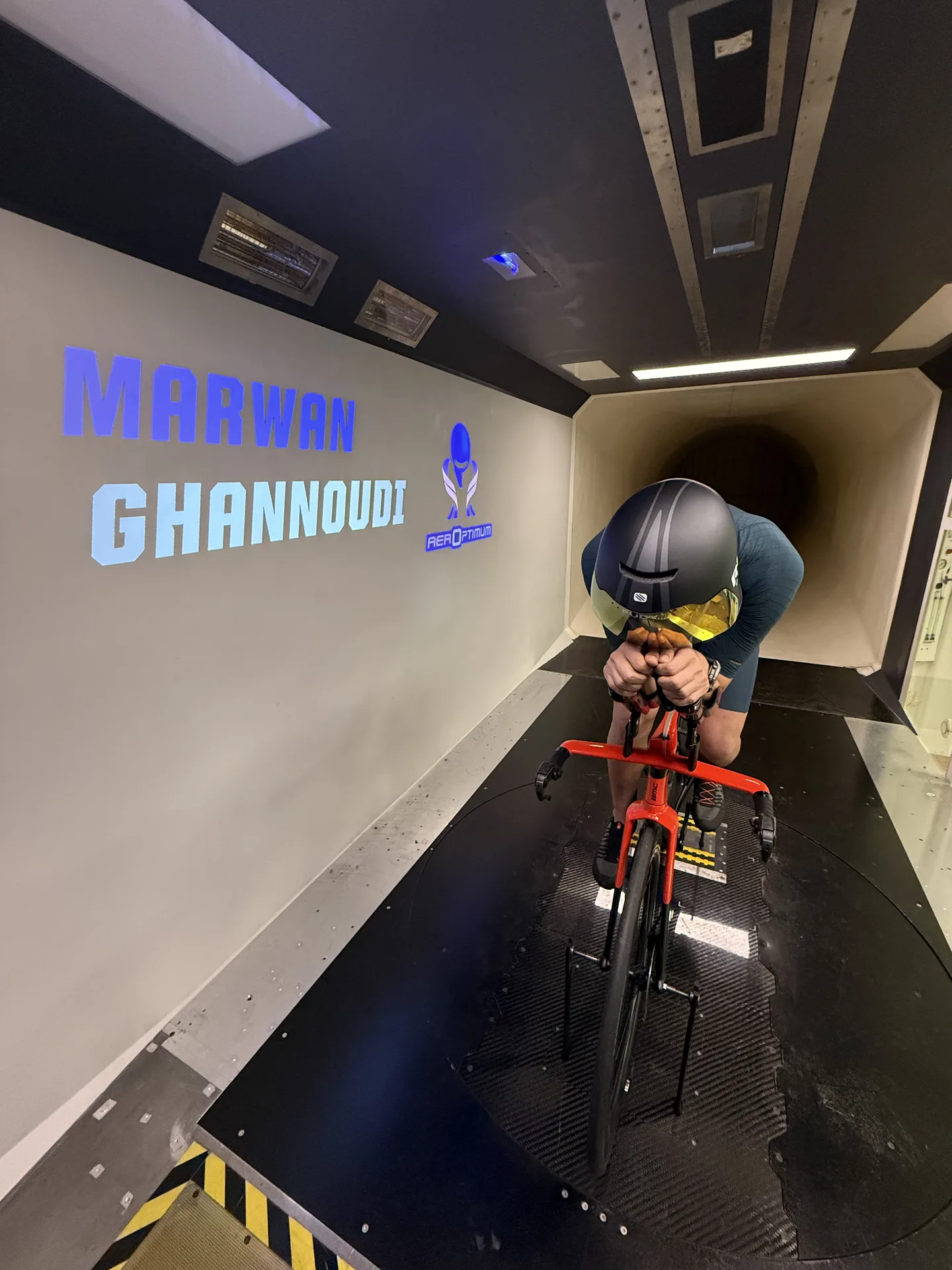 Marwan Ghannoudi en soufflerie, son nom affiché au mur